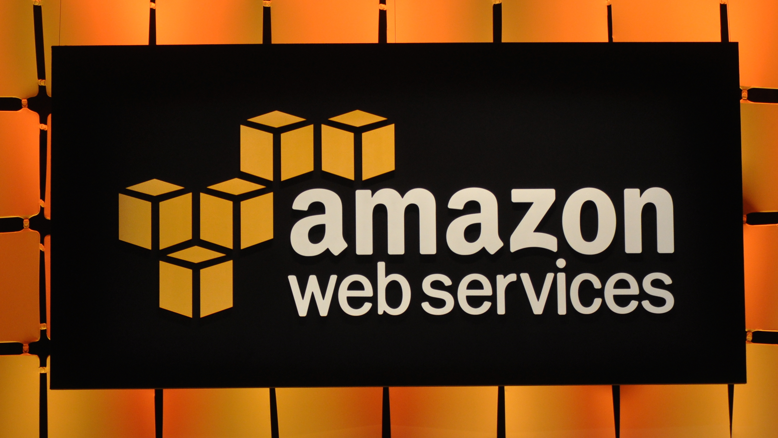 Amazon cloud. Amazon web services. Amazon web services (AWS). Amazon web services логотип. Амазон сервисы.