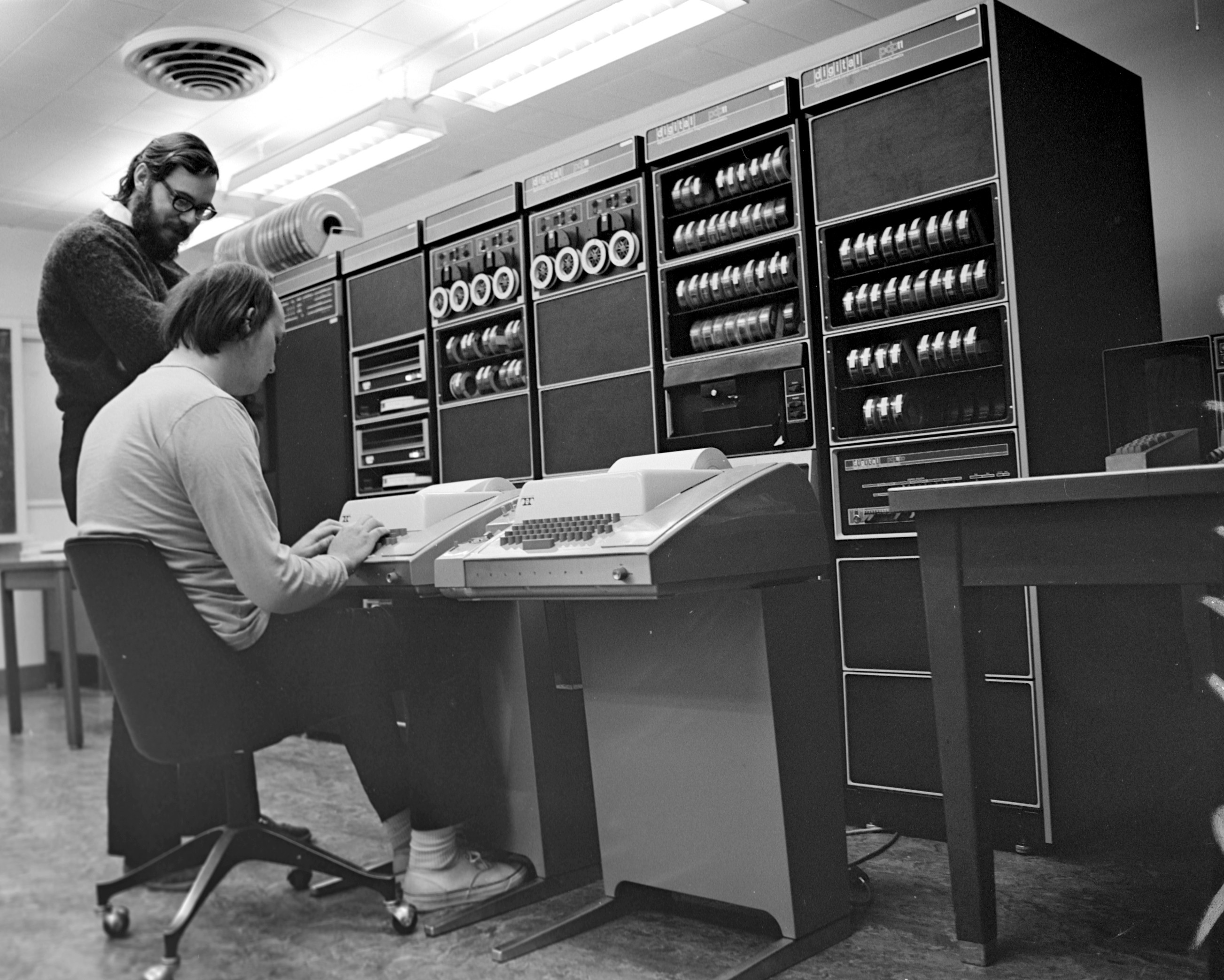 Ken_Thompson_(sitting)_and_Dennis_Ritchie_at_PDP-11_(2876612463).jpg