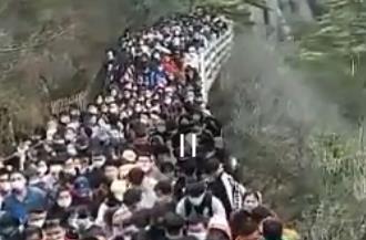 黄山景区对安徽人免费开放两周,因为每天会限流,所以很多人都是早上四五点就去排队爬山。。。。-百货之家