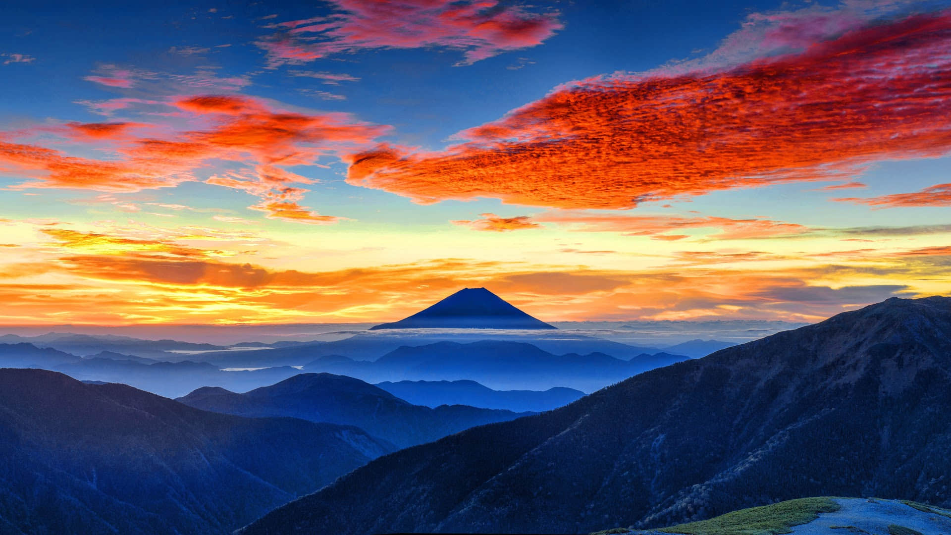 日出 彩色的云 红霞 云海 山峰 山顶 高清桌面桌面壁纸 手机壁纸 免费
