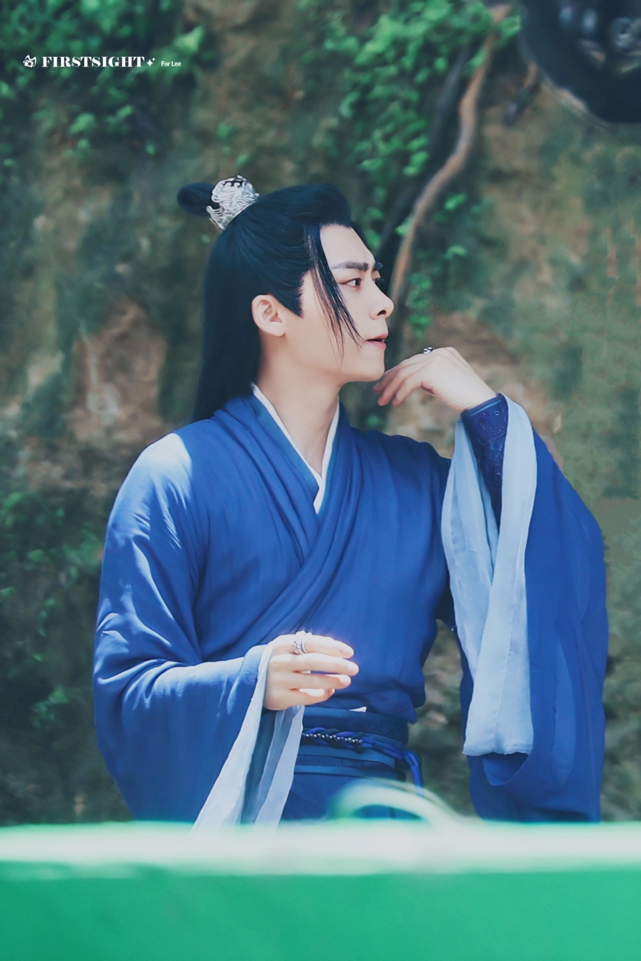 主题:李易峰新剧造型这个袖子好好看,一做动作好仙,这么深的蓝色也