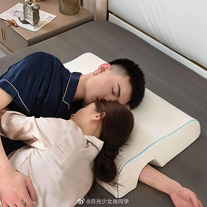真设计鬼才:亚马逊卖的这个枕头设计也太草了,为了让情侣睡觉时被枕着的一方不被压麻专门掏了个洞放胳膊-百货之家