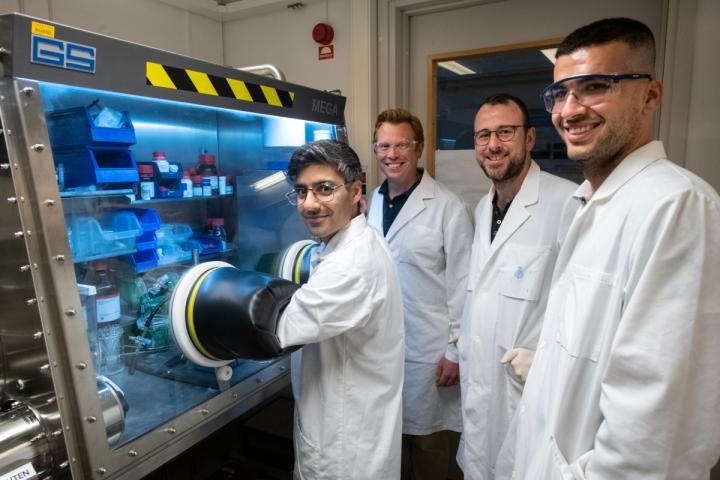 科学家开发出一种新材料,可用于制造高质量氮化铟 2 林雪平大学实验室研究人员