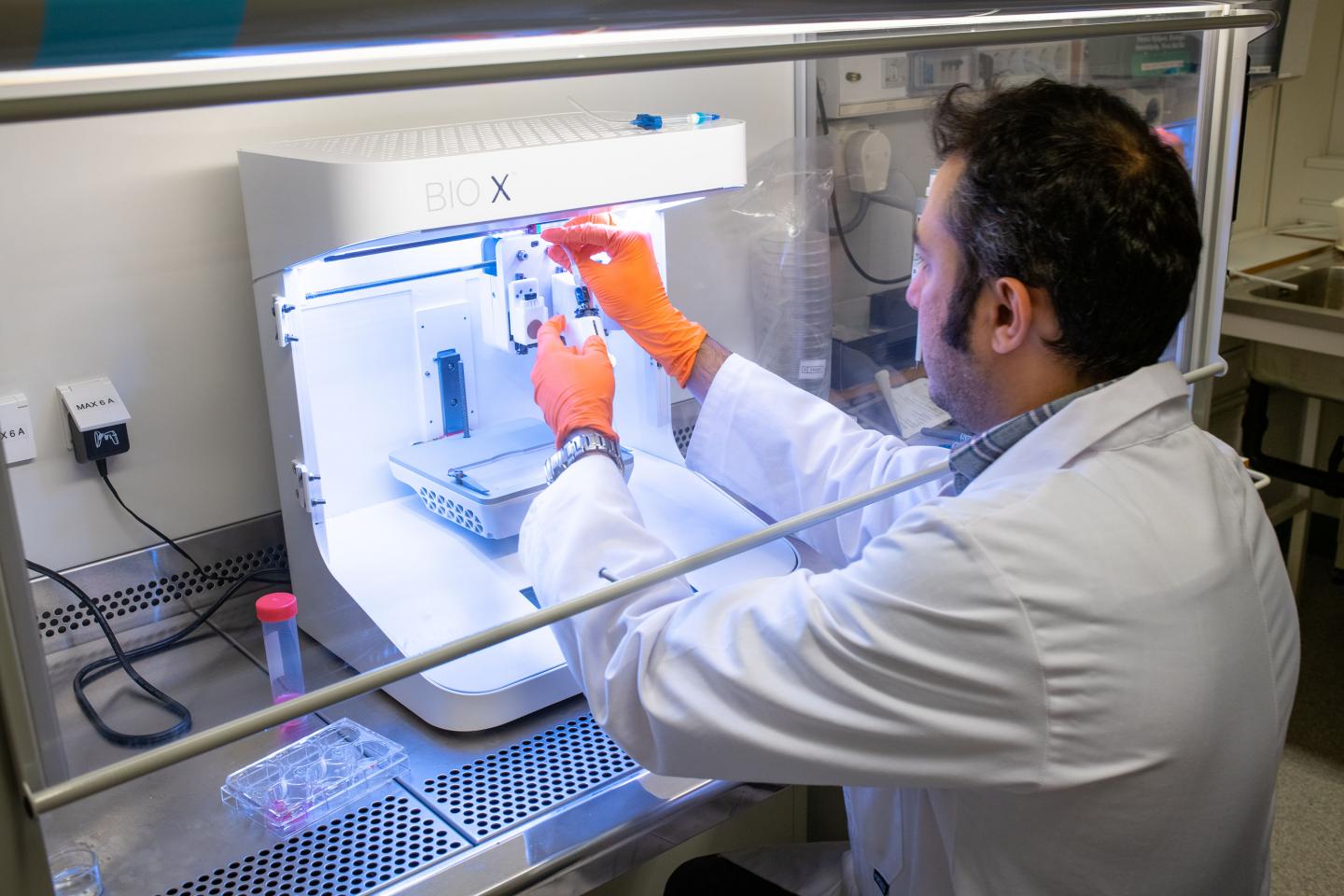 研究人员开发一种新型生物墨水-4D生物打印材料,离模仿人体自身功能又近了一步 2 研究人员正在准备3D打印机