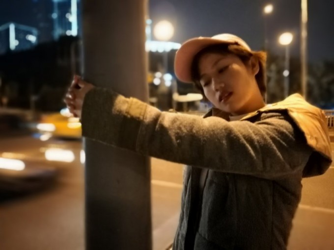 重庆夜拍作品：一如既往地虚焦，光线不足。而且这抱柱子的知识是？