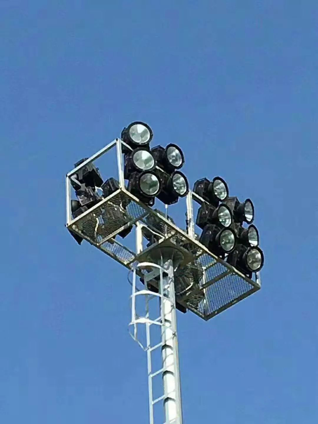 非电视转播业余足球场和电视转播专业足球场照明标准要求和灯具安装方式