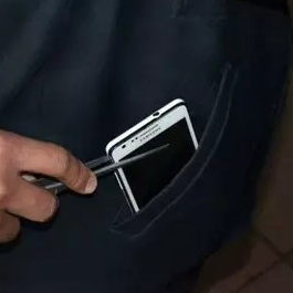【一部手机失窃而揭露的窃取个人信息实现资金盗取的黑色产业链】教训是,要给自己的sim卡设置密码,给手机设置屏幕锁。这样手机丢了也不用担心别人拔下卡插其他手机里继续使用;冻结所有银行卡后,还需要把银行卡的预留手机号码全换掉-百货之家