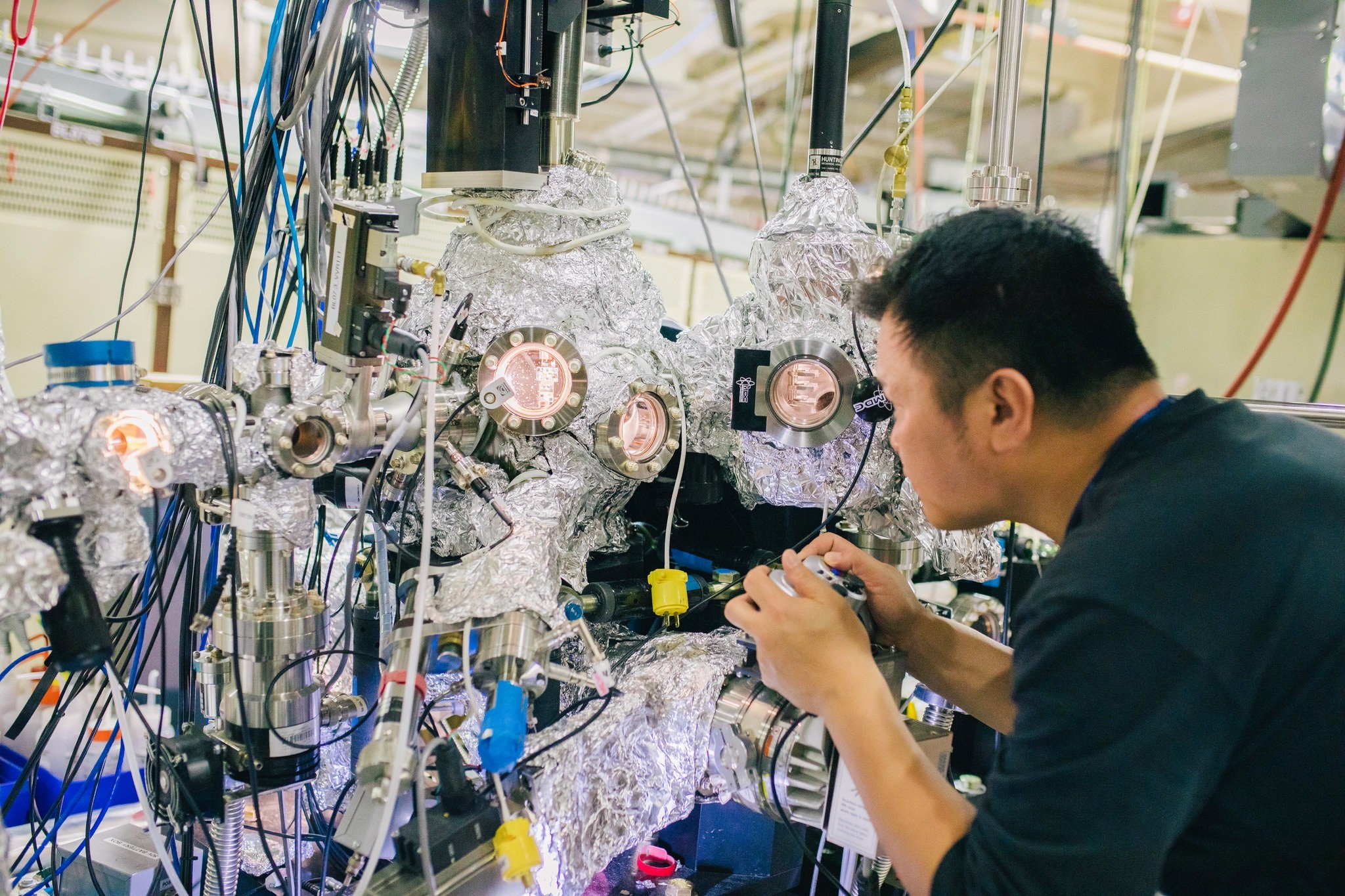 二维材料巨大商业潜力 超薄材料的超能力 6 Beamline科学家Liu Yi-Sheng Liu与Urban团队的密切合作者,使用操纵板控制了要在高级光源下用软X射线束测量的微小材料样品位置。