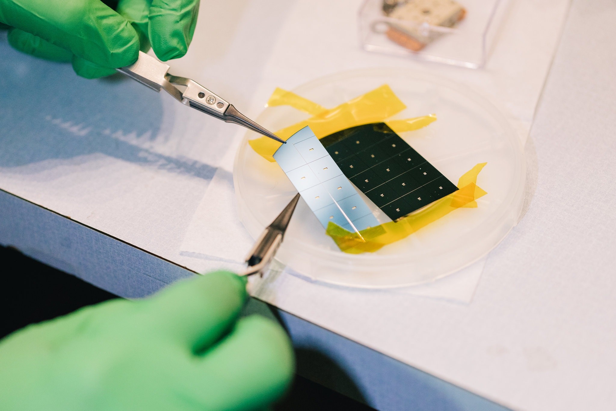二维材料巨大商业潜力 超薄材料的超能力 5 一位科学家准备了用于构建原位/操作反应室的软X射线透射薄窗。这些实验反应池允许使用软X射线光谱法在各种环境中测量超薄材料,例如,使用气体或液体,或者与阳光或电化学条件相互作用。