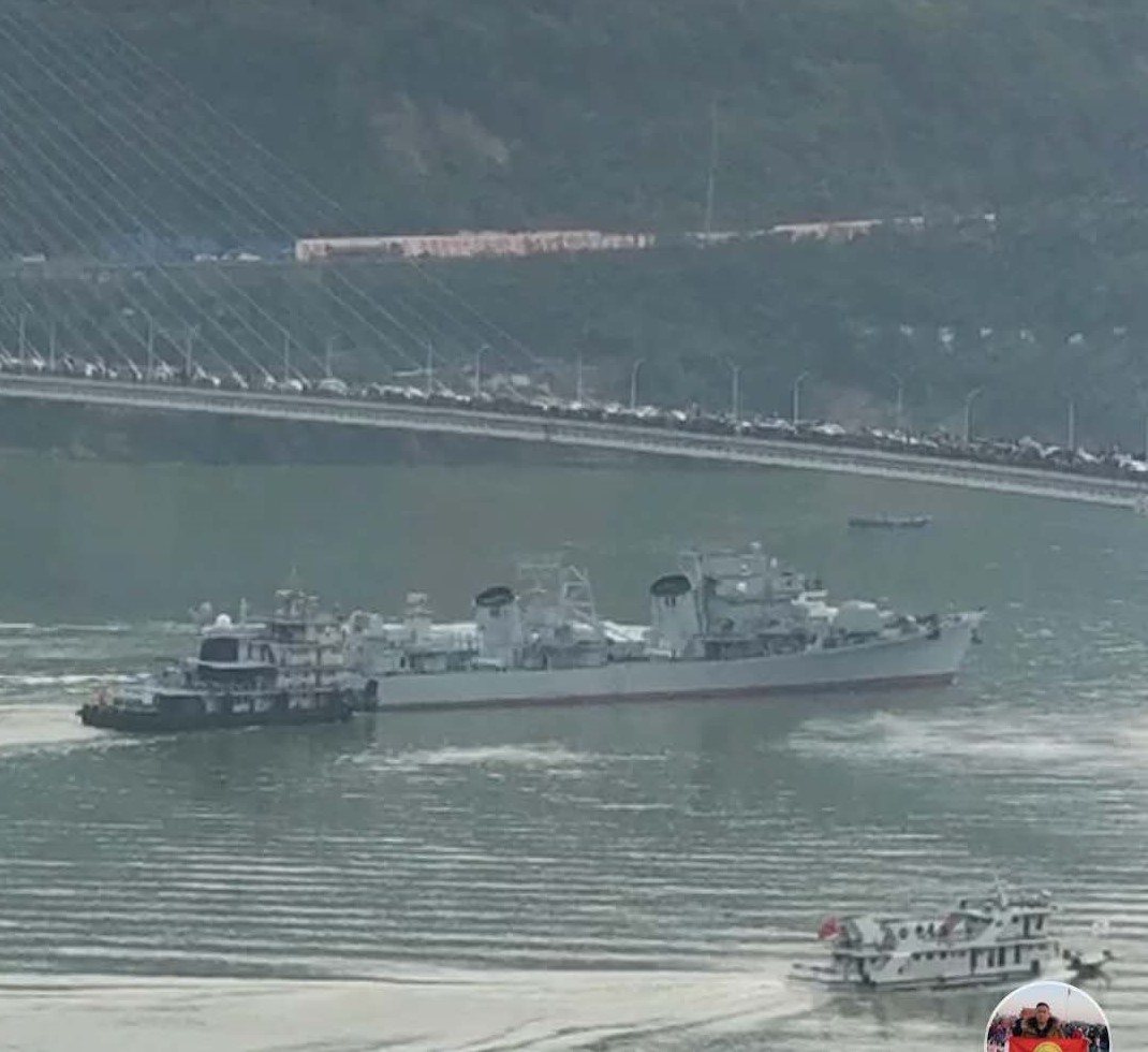 166舰抵达重庆境内  人们占据大桥围观