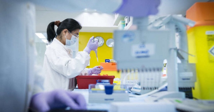 牛津大学领导的AZD1222疫苗被认为是COVID-19疫苗开发比赛中的领跑者 1 牛津大学领导的AZD1222疫苗被认为是COVID-19疫苗开发比赛中的领跑者