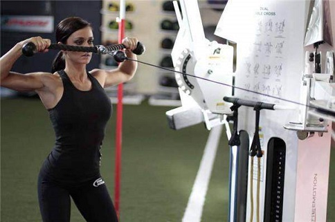 健身房练三角肌的动作-追梦健身网