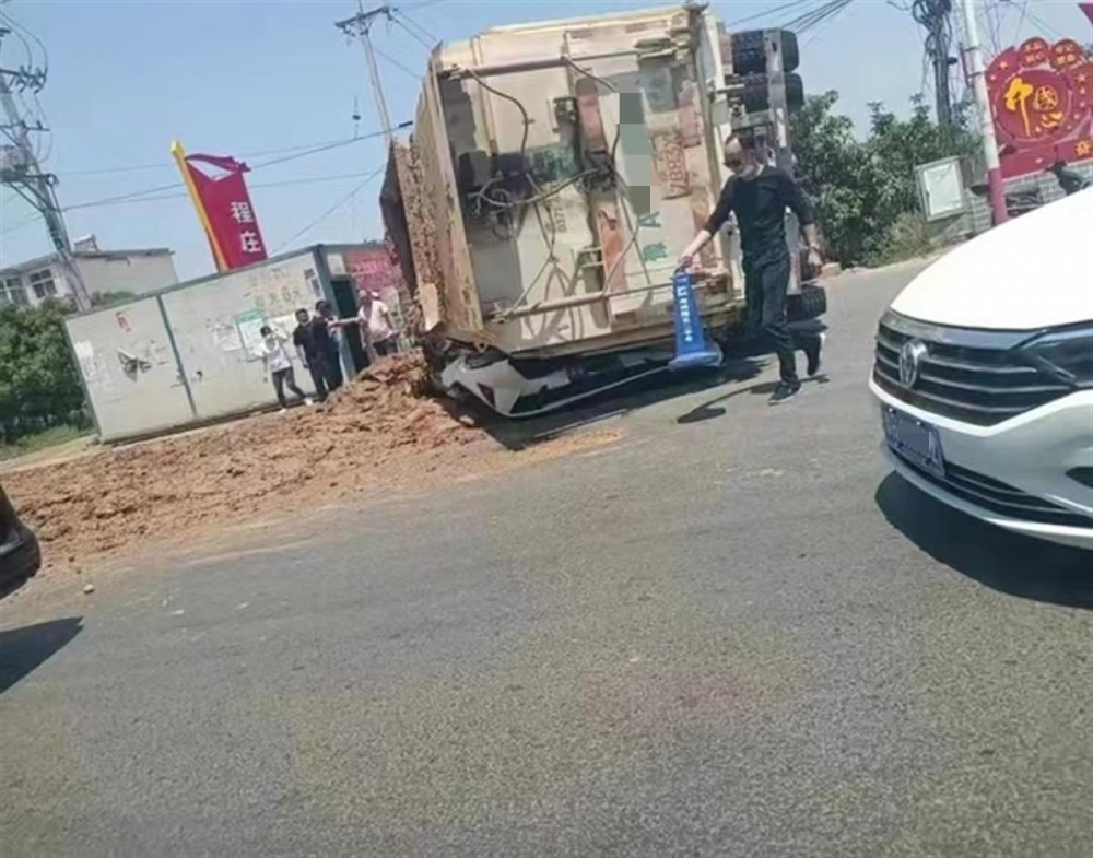 渣土车侧翻压扁越野车,致4人遇难!目击者:小车车体只剩四五十厘米高…
