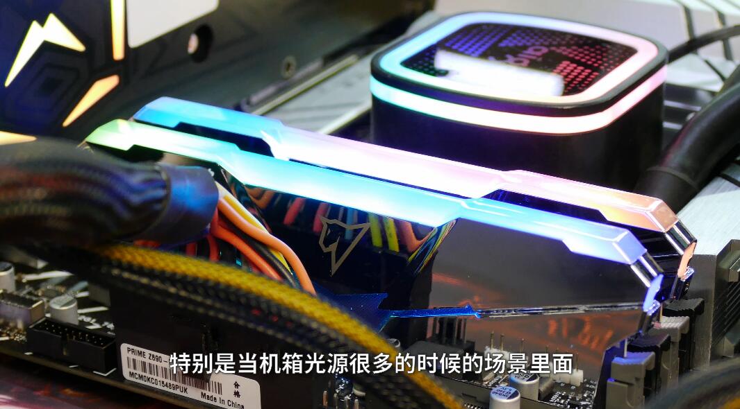 朗科绝影DDR5 内存 灯光
