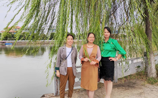 三大美女同学站在怡海村荷田埂边翠绿的垂柳树下合影
