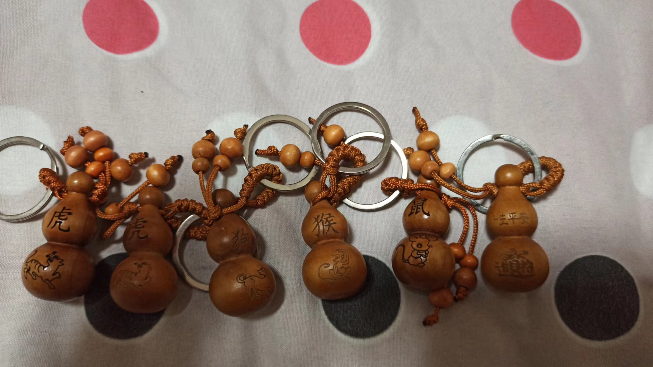 姨奶奶给我们一家子买的平安葫芦钥匙链，还没得及给我们