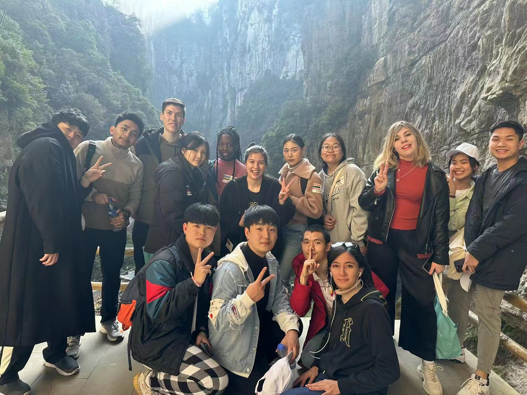 柴湖拍客-30余名外国留学生走进武隆，感受世界自然遗产风光(4)